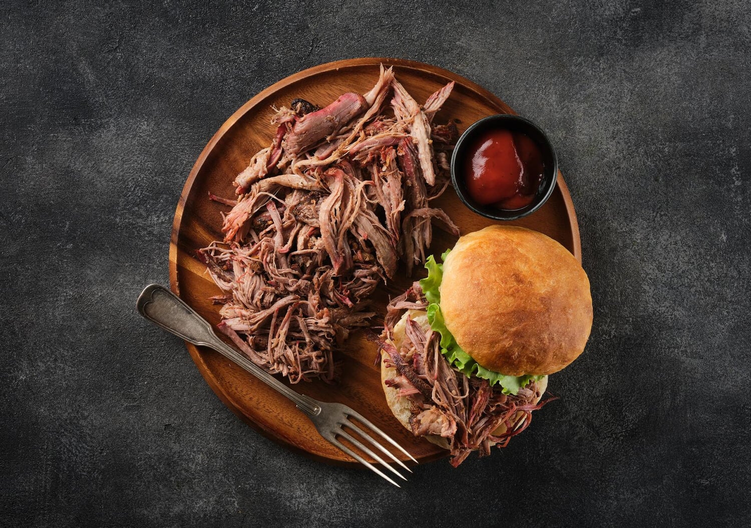 Smoky Barbecue Pulled Beef Sandwiches - TwointheKitchen